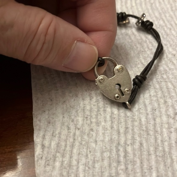 FOSSIL BRACELETT WITH HEART LOCK. BLACK CORD AND SILVER TRINKET. NWT - Picture 7 of 8